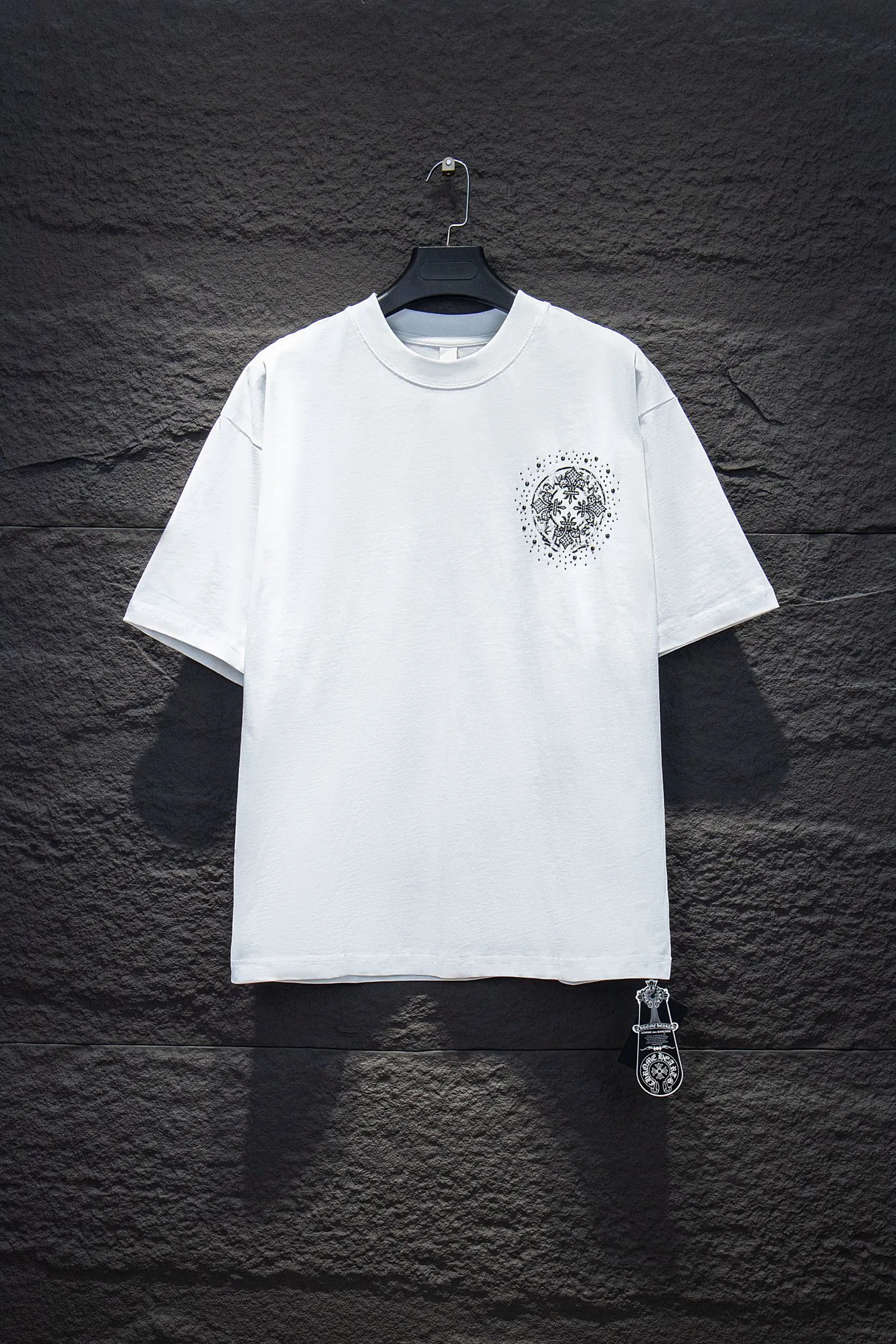 P180 🆕Chrome hearts 25ss os version is really charming and Chrome hearts are really unique. Each season's new version is made to the extreme. It is very practical and can be worn casually. Nice✔️ - ⚠️100% cotton. It is made of 32-count double yarn, 260-gram weight fabric and imported knitted needle carded cotton. It has moderate thickness, drape and contour, and the upper body is comfortable! ! It is very tolerant to fat body types and can instantly lose five pounds after wearing it!  Specially ordered many Austrian hot diamonds, which have the bling bling effect of natural crystals under the light, with multi-faceted reflective points, and the production cost is extremely high. The laser molding includes a computer engraving machine and a laser machine, which are accurate in units of particles. Finally, it is hot and set at high temperature. After the hot ironing, the firmness needs to be tested repeatedly on the hot stamping. It can show colorful reflections under the light. The collar webbing extends to the shoulder for reinforcement, and the stitching at the connection point. The hem and cuffs are all made of 0.2mm stitch double-thread stitching. They are carefully produced at a high cost. The attitude of making goods with a magnifying glass restores the quality and effect of the product. The full set of customized accessories only presents every detail to the customer. Printing with film printing, 50,000 positioning, which is very time-consuming. The addition of handmade elements to the body greatly increases the interest of the clothing; unique visual effects. After special treatment, a unique effect is formed. An irregular hem is added to the version. This year's Kroxin is the main version. In the past two years, the oversize version has become the focus of the trend and has been a popular staple in the past two years. The change of designers has made this brand an instant hit. The progressive fashion of the times also needs the blood impact of fresh elements and trendy designs in order to continue its glory! It’s stylish both inside and outside, a must-have for high street travel! An absolute "eye-catching style" that can match couples 💏 Color: Black White Size: S M L XL